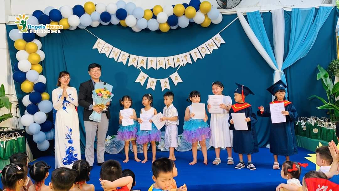 Trẻ em tham gia hoạt động STEM.